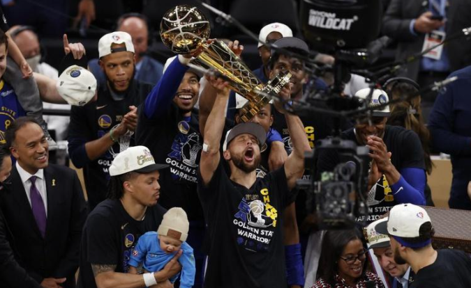 勇士今年的总冠军奖杯是新设计的 刻有过去75支总冠军球队名字