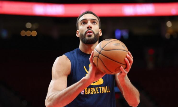 戈贝尔谈与后场双枪合作：他俩会得到更大的投篮空间 会多玩空接