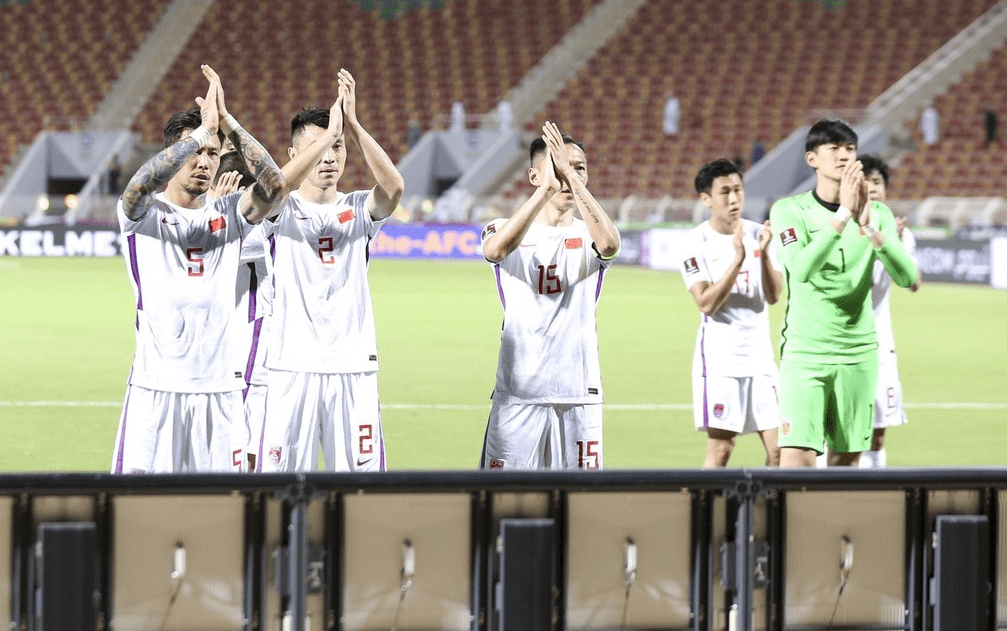 国足想进世界杯，需要做出3点改变，主教练换成女的是必须的 