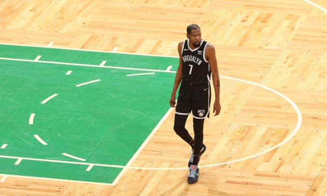 杜兰特观看拳击比赛发推：“坦克”戴维斯的左勾拳就像一枚导弹