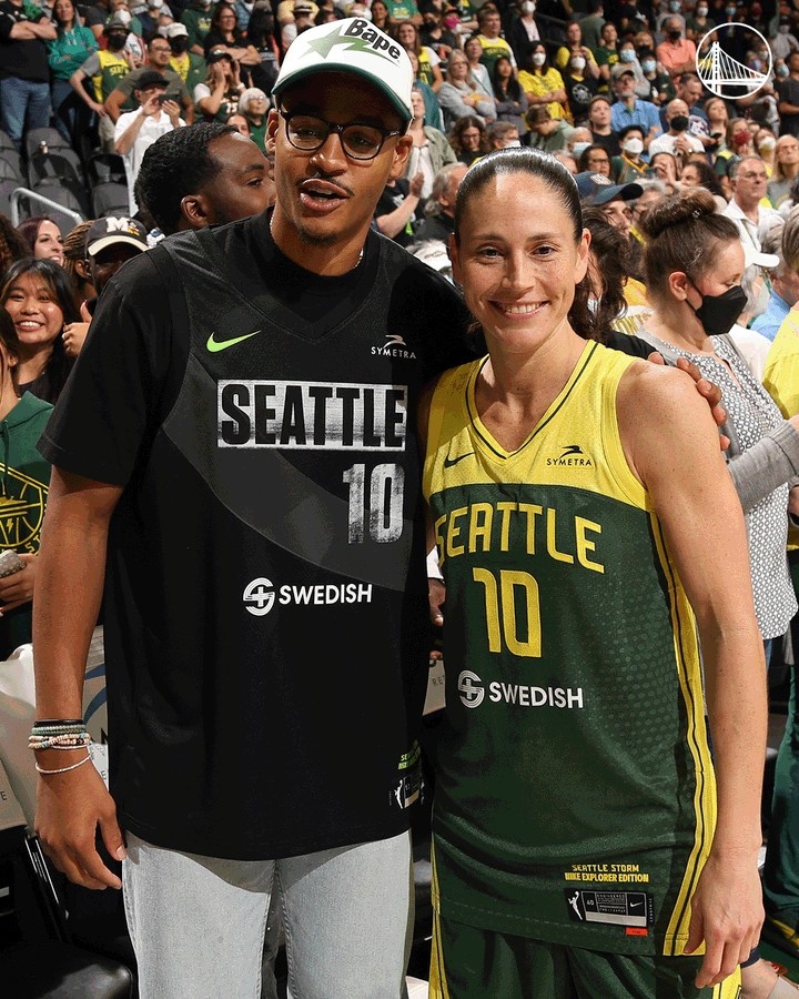 勇士官推发普尔与苏-伯德合影：同为篮球人的心有灵犀