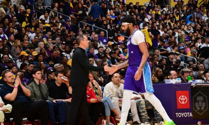 小斯：AD需要保持健康和专注于篮球 这是湖人能够前进的关键